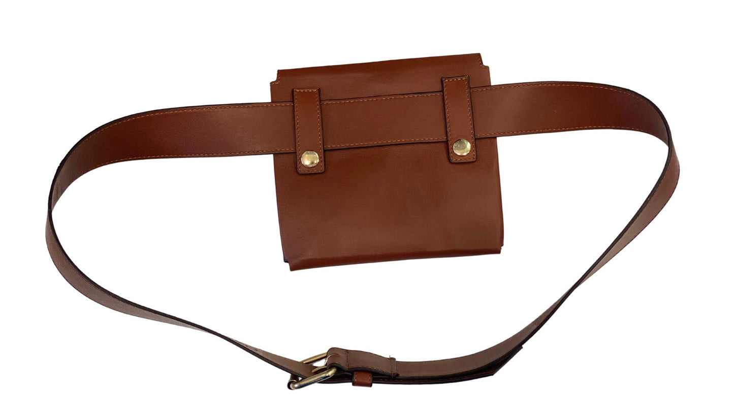 The Middleton unisex belt pouch boasts an elegant calfskin body with an adjustable and removable belt. Its interior compartment can hold daily essentials like a phone, keys, and wallet. The belt pouch can be worn around the waist, carried crossbody, or slipped into a bag.