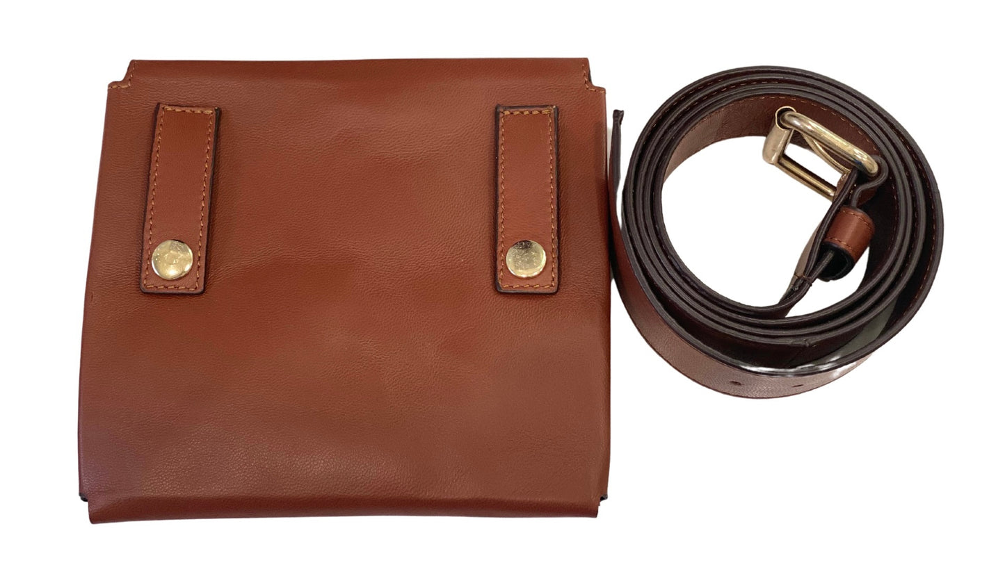 The Middleton unisex belt pouch boasts an elegant calfskin body with an adjustable and removable belt. Its interior compartment can hold daily essentials like a phone, keys, and wallet. The belt pouch can be worn around the waist, carried crossbody, or slipped into a bag.