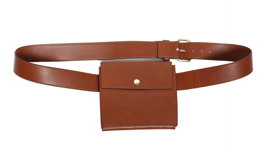 The Middleton unisex belt pouch boasts an elegant calfskin body with an adjustable and removable belt. Its interior compartment can hold daily essentials like a phone, keys, and wallet. The belt pouch can be worn around the waist, carried crossbody, or slipped into a bag. 